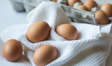 Скорлупа слетает — как шелуха с лука. Соседка раскрыла секрет воды для идеальных яиц. Работает с первого раза