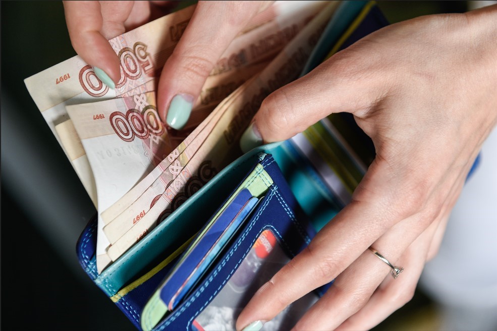 Кому в России выплатят декабрьскую зарплату досрочно?