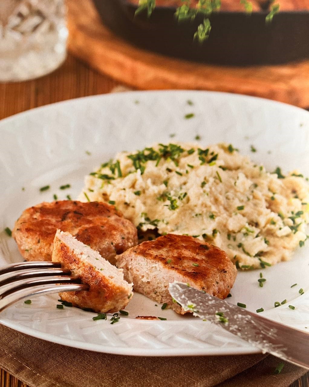 Котлеты из индейки с пюре из пастернака — 20 минут в духовке, сливки, трюфельное масло. И да: без йогуртового соуса с укропом не подаю