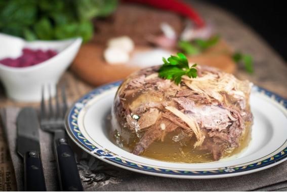 Холодец на Новый год без хлопот: пошаговый рецепт прозрачного, ароматного и крепкого блюда — легко, как в детстве