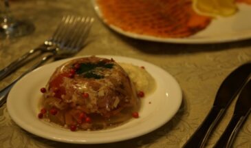 Мамино заливное — не блюдо, а ритуал: почему его ставят на стол каждый Новый год и как сделать, чтобы не помутнело