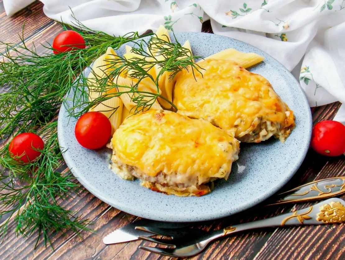 Курица с ананасами и сыром — не экзотика, а семейная традиция: простой рецепт, от которого гости просят добавки