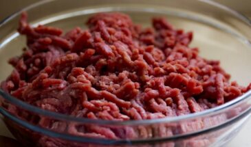 Не смывайте фарш водой — вы не чистите его. Что на самом деле происходит под струей крана?