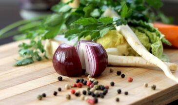 Маринуем лук правильно: когда «отличная вещь с хлебом» становится главным блюдом — и даже мяса не надо