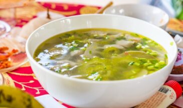 Забытый советский суп для поджелудочной: чеснок — в начинке, а не в бульоне. Именно поэтому его вновь рекомендуют диетологи.