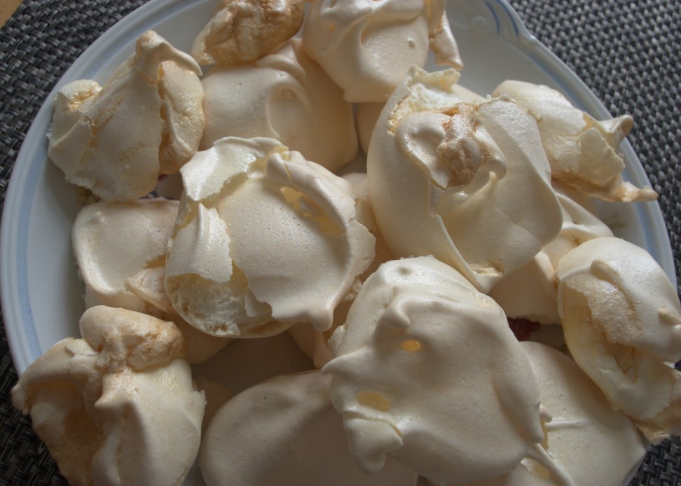 Безе из 4 яиц и 3 ингредиентов — за 5 минут! Никакой пудры, никакого миксера — и оно не оседает через час