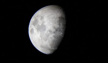 Луна 24 декабря 2025: растущий серп в Водолее — день вдохновения, общения и смелых идей перед Новым годом