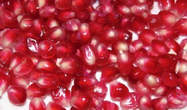 Гранатовый браслет вместо Оливье: как приготовить с копчёной курицей — сочно, празднично, без майонезной тяжести