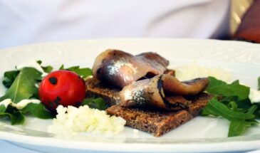 Маринованная селедка с луком — как в ресторане: нежная, без горечи, улетает со стола. Рецепт с пропорциями и временем маринования