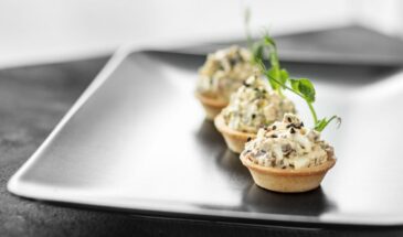 «Рыба? Забудьте» — начинка для тарталеток, от которой гости просят рецепт ещё до боя курантов. Всё, что нужно — ананас из банки и 10 минут