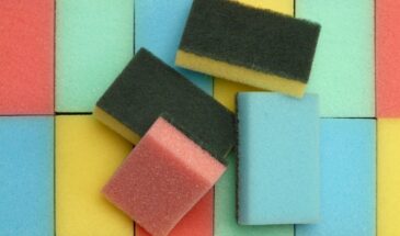 «Губка — главный рассадник бактерий на кухне»: почему она портится за 3 дня и как продлить ей жизнь без химии — 2 хитрости, о которых молчат производители