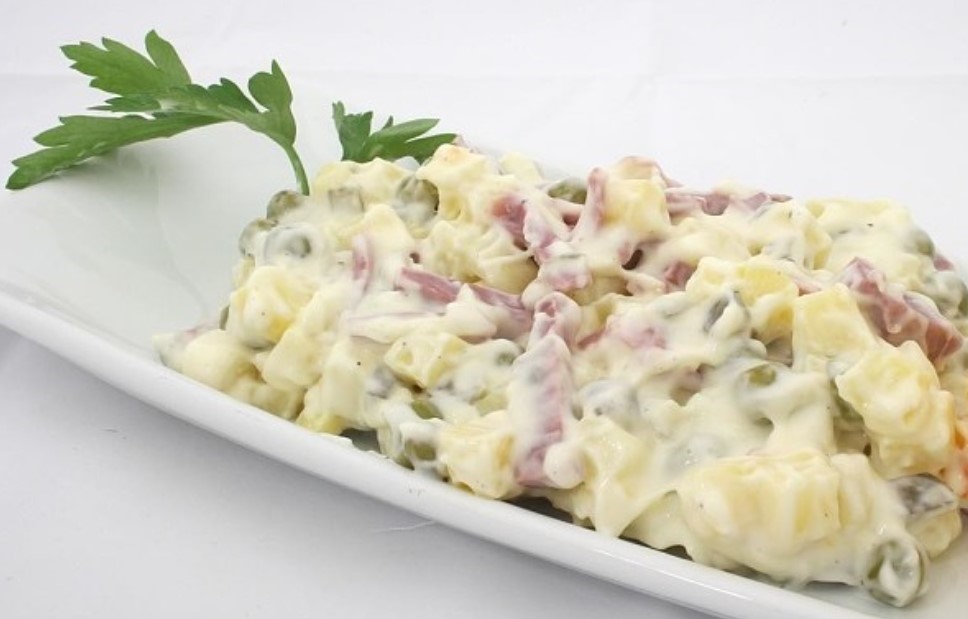 Оливье без компромиссов: какую колбасу, огурцы, горошек и майонез выбрать, чтобы салат был и вкусным, и безопасным — по данным Роскачества