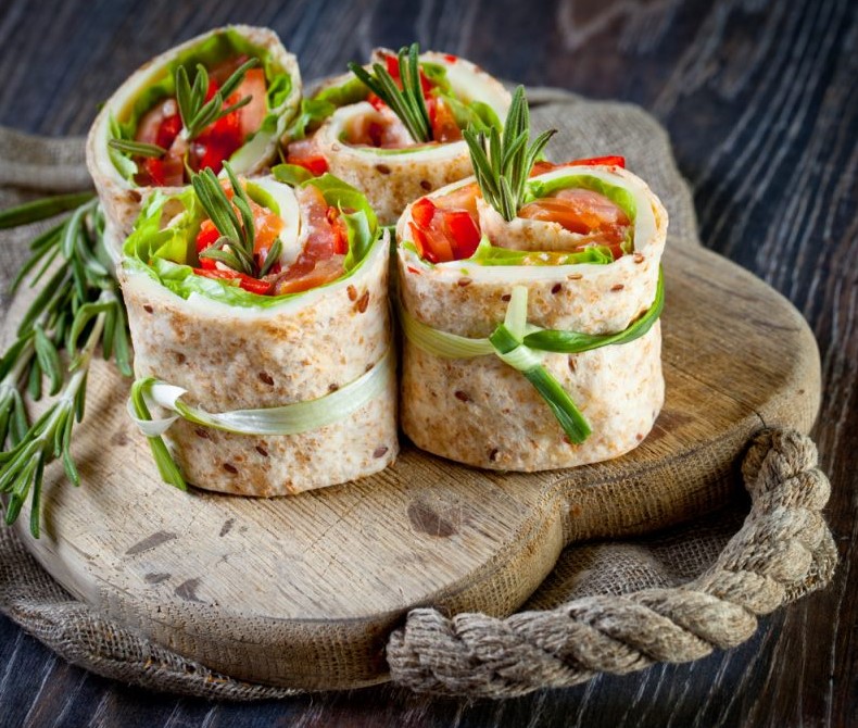 «Гости просят рецепт после первой порции»: рулеты из лаваша — и крошек не остаётся. 7 начинок на все случаи