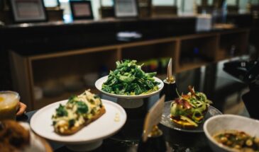 Как собрать праздничное меню, чтобы утро после Нового года не стало катастрофой: советы, проверенные токсикологами