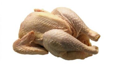 «Тихий убийца в вашем холодильнике»: 3 признака, что курица уже токсична — готовить её смертельно опасно!