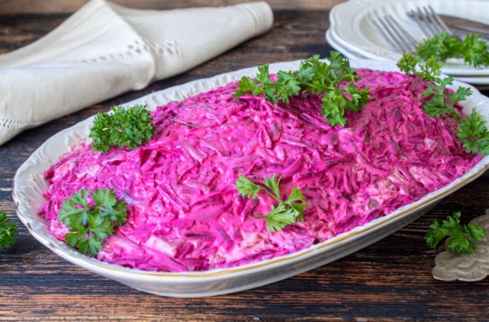 Салат, который разлетается первым — даже раньше оливье. Почему его ставят на стол и тут же опустошают?