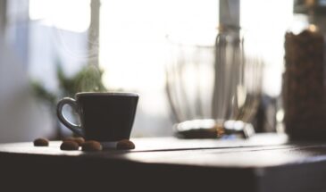 «Египетская тряска» и ещё 3 упражнения от эндокринолога: как за 7 минут снять отеки после праздников — без диет и таблеток