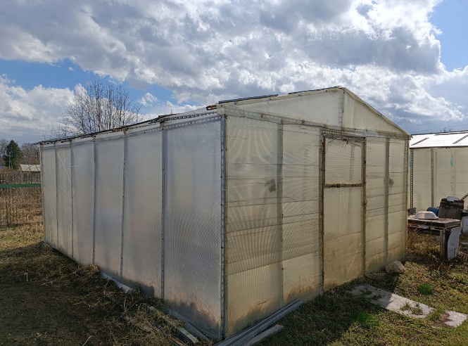 «Зелень растёт — урожая нет»: ваша поликарбонатная теплица не греет, а губит. Вот почему