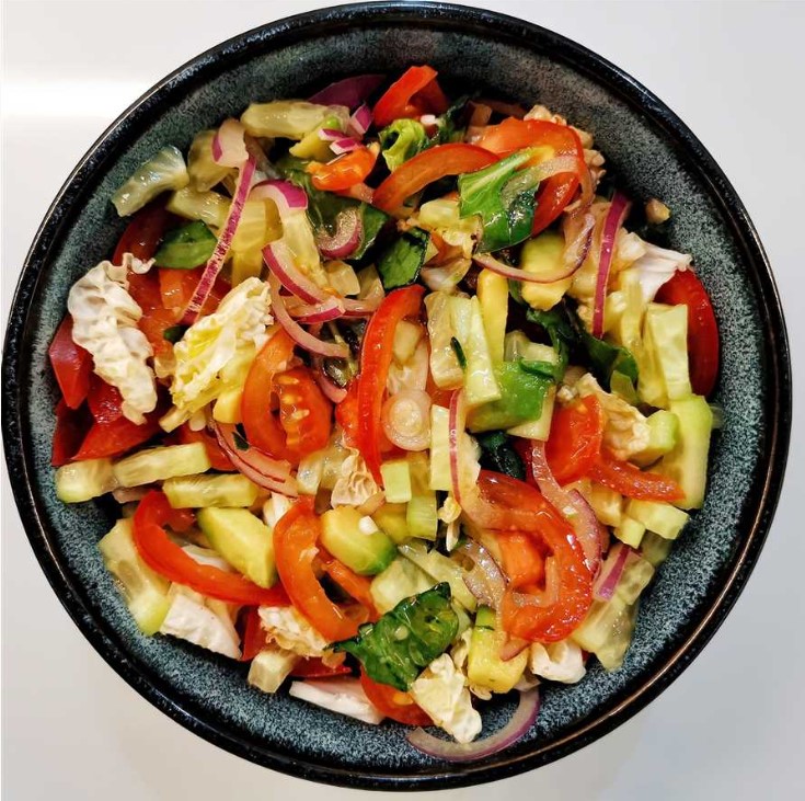 «Три продукта — и все ахнули»: праздничный салат, который готовится быстрее, чем вы найдёте бокал шампанского