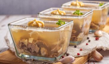 «Холодец с хреновой шапочкой» — новый хит Нового года: выглядит как десерт, а по вкусу — как праздник.