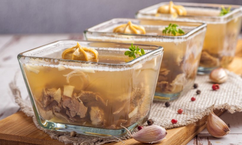 «Холодец с хреновой шапочкой» — новый хит Нового года: выглядит как десерт, а по вкусу — как праздник.