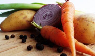 «Салат получился пресным и бледным?» — вы допустили одну ошибку ещё до того, как взяли нож. Вот как варить овощи, чтобы они блестели, хрустели и не теряли витамины