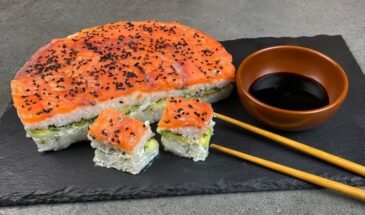 «Мам, я сам!» — подросток за час собрал суши-торт и он получился лучше, чем в японском ресторане. А секрет — в простоте: никаких навыков, только слои и рыба