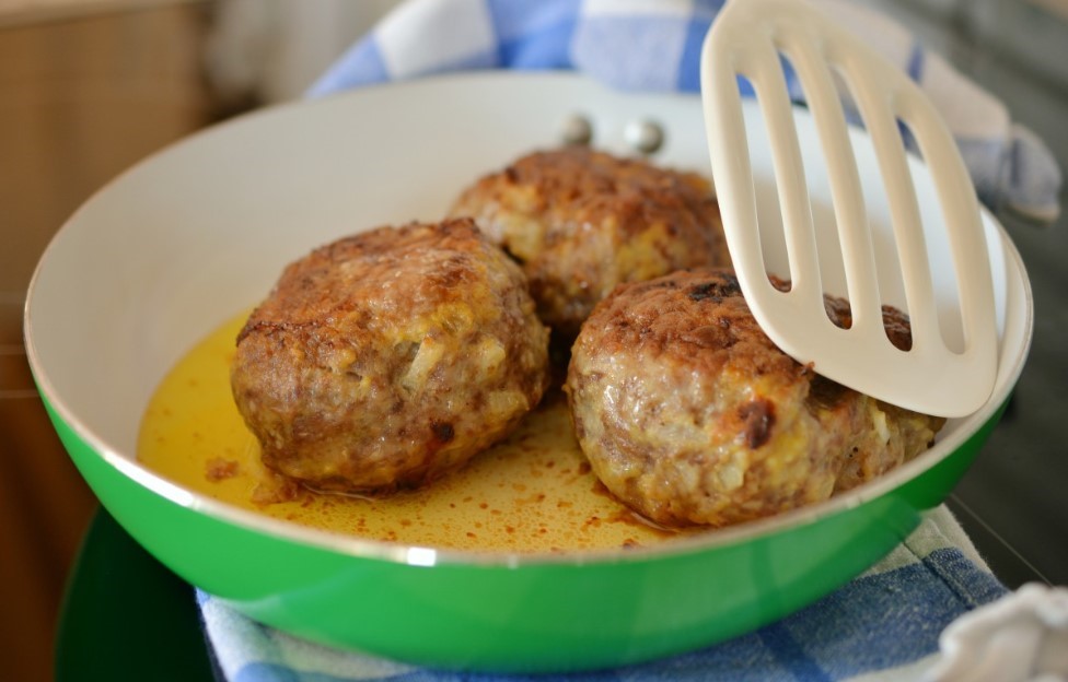 Не хлеб и не сало! Вот что я кладу в фарш для «пуховых» котлет — они тают во рту, а секрет стоит 0 рублей