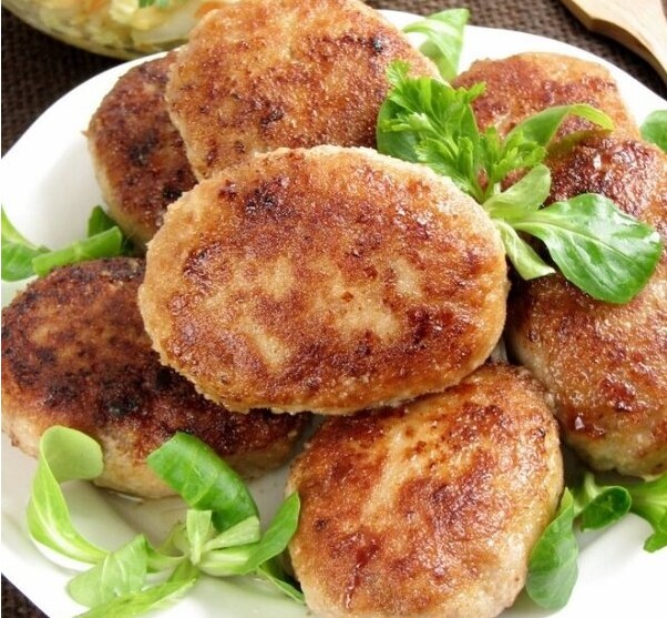 Почему одни котлеты пышные, а другие — как подошва? Секрет не в сковороде, а в одном яйце