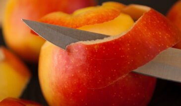 Яблоки за 10 секунд: как снять кожуру без ножа и нервов — лайфхак, который меняет всё при заготовке урожая