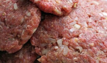 «Фарш-гармошка» вместо ледяного камня: как заморозить мясо так, чтобы оно таяло за 15 минут и не съедало полморозилки