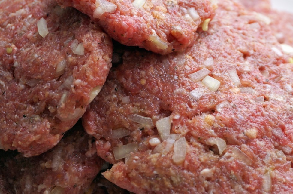 «Фарш-гармошка» вместо ледяного камня: как заморозить мясо так, чтобы оно таяло за 15 минут и не съедало полморозилки