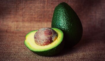 Зачем хозяйки суют авокадо в морозилку целиком? Не ради эксперимента — а чтобы не бояться… и вот чего