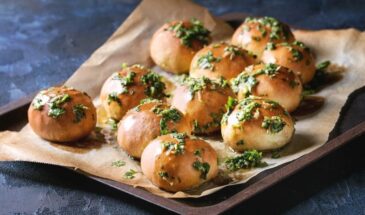 Воздушные пампушки с чесноком: пекутся за 20 минут, исчезают за 2 — и к борщу, и к супу, и просто с маслом