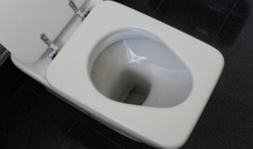 Унитаз сверкает через 5 минут: этот домашний продукт уничтожает налёт лучше «Белизны» — и стоит копейки