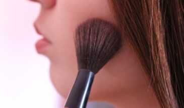 Как сделать макияж, который выдержит ночь до утра: 5 простых шагов без профессиональных кистей и дорогих средств