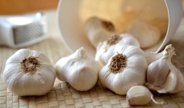 Бросил чеснок в банку — и забыл до лета: никакой плесени, ни одного гнилого зубчика!