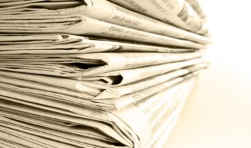 Дачник превратил старые газеты в «секретное оружие» против сорняков и слизней — и забыл про прополку. Как он этого добился — за копейки