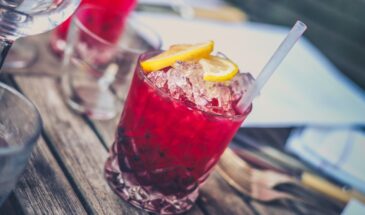 Лёд за 45 минут: 4 хитрости, которые спасут вас, когда гости уже в подъезде, а в морозилке — пусто