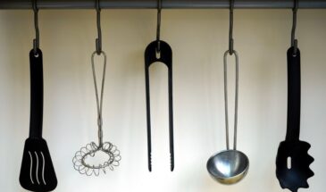 Черный пластик на кухне — не просто «некрасиво». Почему его лучше убрать — и что использовать вместо него