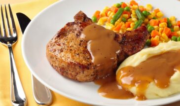 Подлива за 3 минуты: рецепт, после которого котлеты становятся гурманским блюдом — и да, мука не даёт комочков