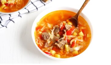 Жёсткая капуста превратится в деликатес: старинный рецепт щей, после которого даже «деревянные» кочаны станут нежными — и да, в них есть пшено