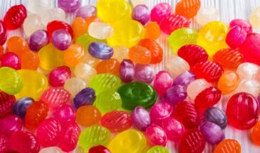 «Вкусно — не значит безопасно»: какие сладости в детском подарке лучше убрать — по мнению педиатра