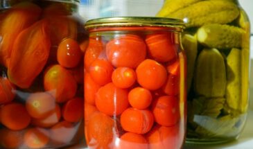 Что делать, чтобы крышки на банках не ржавели: лайфхак с пакетом — и заготовку не стыдно нести в гости