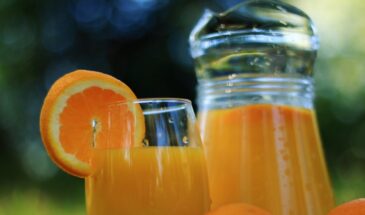 Делаю 9 литров сока из 4 апельсинов — и да, это работает. Секрет в морозилке и лимонной кислоте