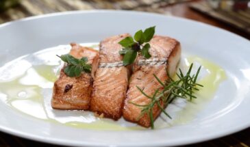 Лосось в духовке — проще, чем кажется. Два варианта, оба — за 20 минут: хрустящий соло или сочный дуэт. Выбирайте по настроению — оба выигрышные