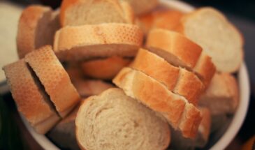 Черствый багет спасён: как за полчаса превратить его в хрустящие сухарики, от которых все попросят добавки