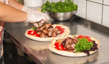 На Новый год не надо мучиться у плиты: вместо сложных блюд — шашлычки в духовке за 30 минут