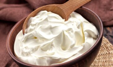 Две минуты и стакан воды — как за 120 секунд выявить подделку в сметане, которую скрывают производители