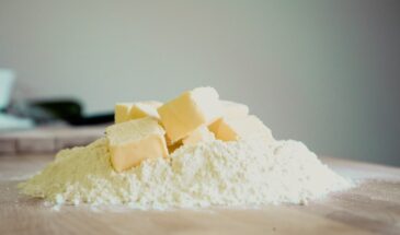 Тесто, которое лепится как пластилин и не рвётся даже у новичка: 4 ингредиента и 5 минут — и пельмени станут мягче, чем в детстве